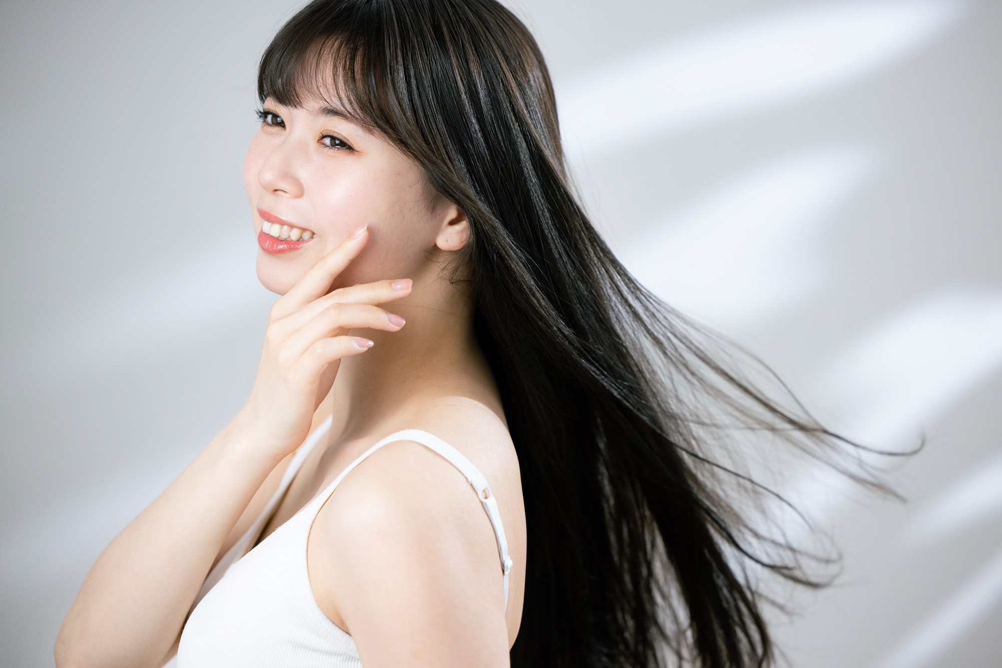 自然光の中で微笑むショートボブの女性モデル